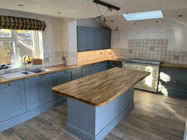 images/fitted-kitchens/slider/fitted-kitchen-9-kireth-ai.jpeg